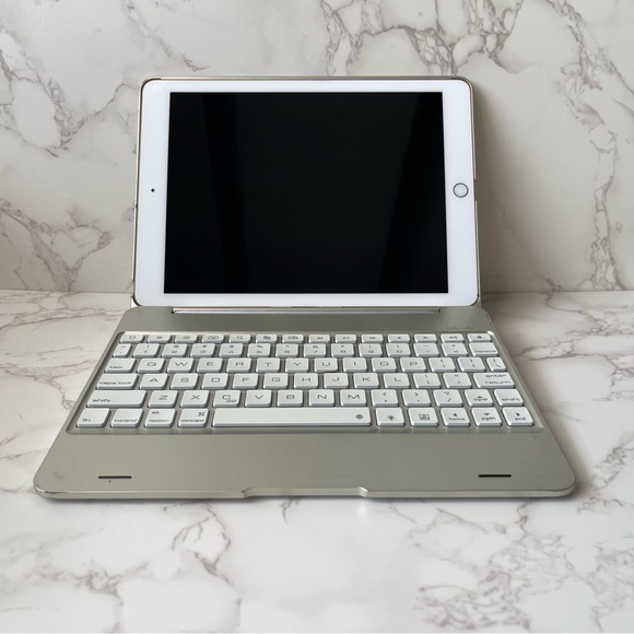 Apple iPad White/Rose Gold 32GB with Bluetooth Keyboard Case (silver/white) - Picture 2 of 14